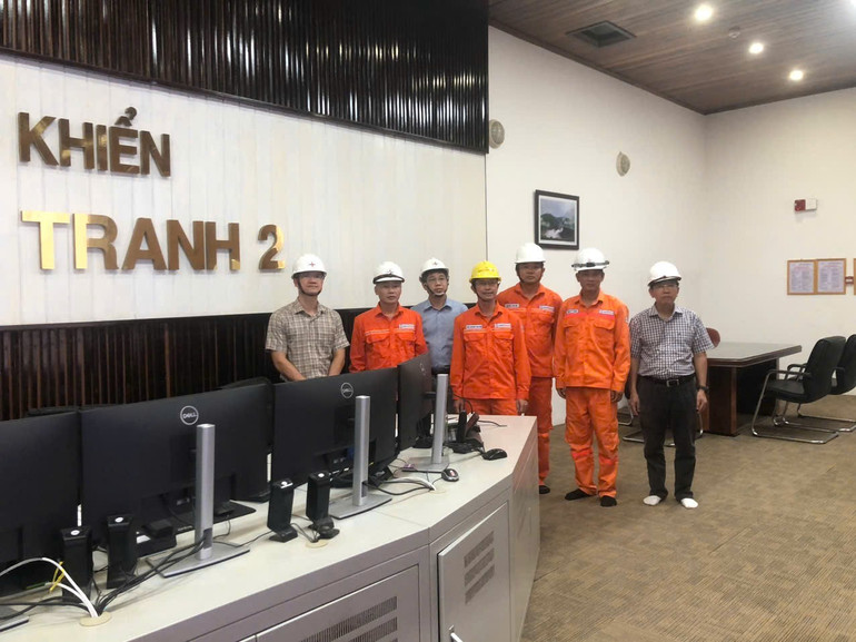 Phó Tổng Giám đốc EVNGENCO1 Trần Nam Trung cùng đoàn công tác làm việc với Công ty Thủy điện Sông Tranh về công tác ứng phó với bão số 12 . 23e61701e9e064be3df1.jpg