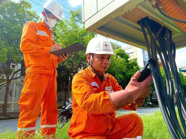Công nhân Đội Quản lý điện lực khu vực Nam Định thực hiện kiểm tra các trạm biến áp trên địa bàn. z6952797504630-25cc4bcac46016b512ee8840ded69464.jpg