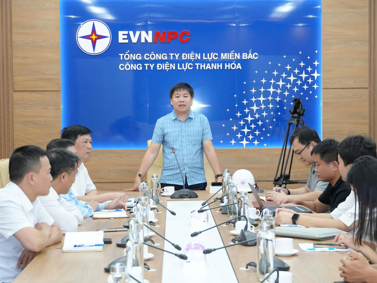 Ông Bùi Xuân Thành, Trưởng ban An toàn EVNNPC phát biểu tại buổi hướng dẫn, giới thiệu sử dụng Camera AI trong giám sát an toàn lao động. z7141296229303-e32e242d330ddd91c9b76a38fe6e2e75.jpg