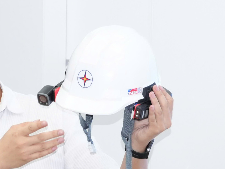 Thiết bị Camera AI gắn vào mũ bảo hộ lao động. z7141296223115-845c4e43098c33908670595db96afb10.jpg