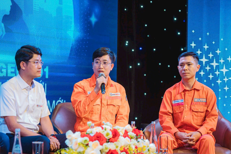 Kỹ sư Phạm Duy Phước (thứ hai từ phải sang) cùng các đại biểu chia sẻ tại Hội nghị “Đổi mới sáng tạo và phát triển nguồn nhân lực trong hành trình Văn hóa EVNGENCO1”. 885e474cdd1750490906.jpg