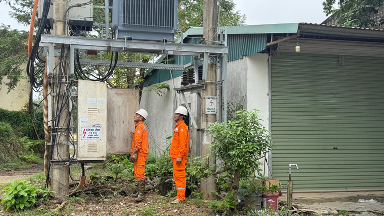 Công nhân Công ty điện lực Phú Thọ thực hiện kiểm tra hệ thống tủ điện định kỳ. img-7855.jpg
