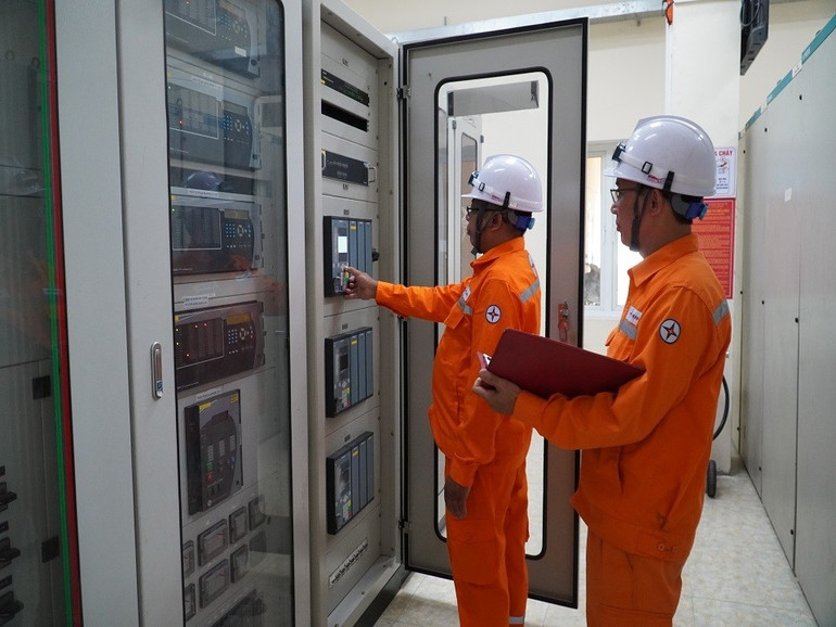 Mobile Operation Team checks technical parameters at Cai Lan 110kV Transformer Station, Quang Ninh (digital transformer station, unmanned). 3.jpg