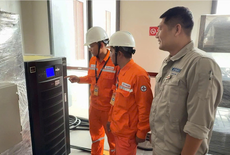 EVNHANOI phối hợp cùng đơn vị quản lý kiểm tra hệ thống UPS phục vụ hội trường. z7118827627525-7901f29e5b5d062d16dd29d45493fded.jpg
