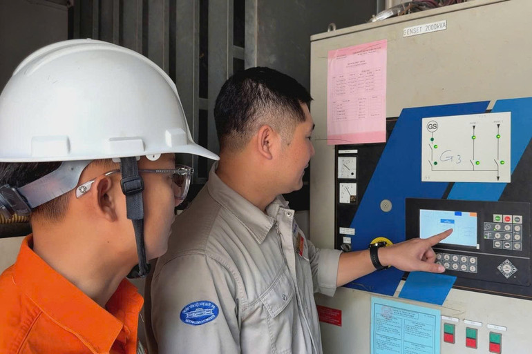 EVNHANOI phối hợp cùng đơn vị quản lý kiểm tra hệ thống máy phát tại Trung tâm Hội nghị Quốc gia. z7118827637984-74fd2b5df8f752ee1d947aeb824c9dc5.jpg