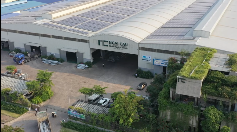 Hệ thống điện mặt trời áp mái tại Công ty TNHH Cao su Giải phóng. (Ảnh: LÊ CHI) ngai-cau-6102.png