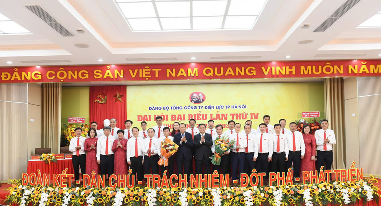 Đồng chí Đặng Hoàng An, Bí thư Đảng ủy, Chủ tịch Hội đồng thành viên Tập đoàn Điện lực Việt Nam và đồng chí Hà Minh Hải, Ủy viên Ban Thường vụ, Trưởng Ban Tổ chức Thành ủy Hà Nội tặng hoa chúc mừng Ban Chấp hành Đảng bộ Tổng công ty Điện lực thành phố Hà Nội nhiệm kỳ 2025-2030. (Ảnh: EVNHANOI) z6832919990509-7b073516eea84edb80690b19bb5dba79.jpg