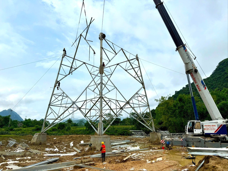 Tại các vị trí thuận tiện, máy móc được tận dụng tối đa để tăng tốc dựng cột. (Ảnh: LÊ CHI) img-2379-6311.jpg