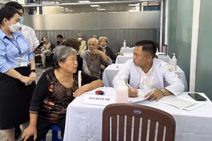 Khám nội khoa tại bệnh viện cho một người bệnh.
