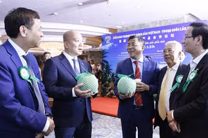 Các đại biểu giao lưu, trao đổi ý kiến tại Diễn đàn.