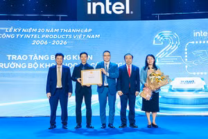 Đại diện Công ty TNHH Intel Products Việt Nam nhận Bằng khen của Bộ trưởng Khoa học và Công nghệ.