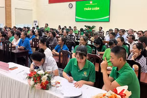 Các hộ nông dân được đại diện doanh nghiệp, cán bộ kỹ thuật giải đáp thắc mắc về điều khoản kỹ thuật, tiêu chuẩn thu mua, tuân thủ quy trình an toàn...
