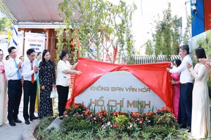 Đại diện lãnh đạo Thành phố Hồ Chí Minh và các đại biểu thực hiện nghi thức khánh thành Không gian văn hóa Hồ Chí Minh phường Bình Hưng Hòa. 