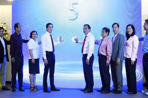 Các đại biểu thực hiện nghi thức phát động cuộc thi.