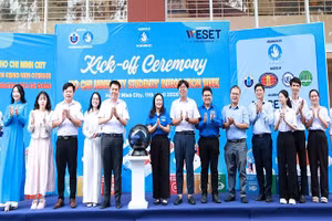 Các đại biểu thực hiện nghi thức phát động Tuần lễ “Sinh viên Thành phố Hồ Chí Minh tự tin hội nhập” năm học 2025-2026.