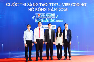 Ban Giám khảo chụp ảnh tại lễ phát động 