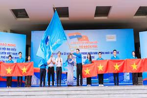 Lễ chào cờ và phát động hành trình “Tôi yêu Tổ quốc tôi” diễn ra tại Di tích Lịch sử quốc gia đặc biệt Dinh Độc Lập (Ảnh: Ban Tổ chức)