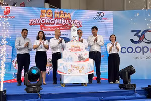 Chương trình ưu đãi “30 năm thương hiệu Việt - Người nội trợ của nhân dân” diễn ra tại hơn 800 điểm bán trên toàn quốc thuộc Saigon Co.op.