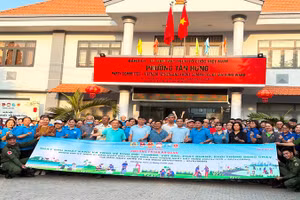 Đại diện các lực lượng tham gia tổng vệ sinh môi trường làm lễ ra quân.
