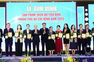 Đại diện các doanh nghiệp nhận chứng nhận “Sản phẩm, dịch vụ tiêu biểu Thành phố Hồ Chí Minh” năm 2025.