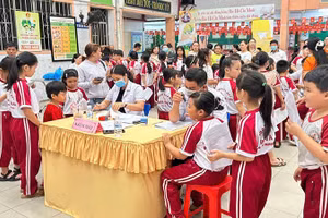 Đông đảo học sinh tại các điểm khám lưu động đặt tại trường học.