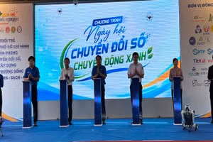Các đại biểu thực hiện nghi thức khai mạc Ngày hội “Chuyển đổi số-Chuyển động xanh” năm 2026.