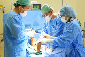 Ê-kíp phẫu thuật cho người bệnh. (Ảnh: Bệnh viện cung cấp)