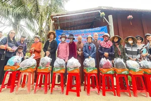 Chùa Văn Thánh, Trung tâm Trọng tài thương mại quốc tế TGAC và các nhà hảo tâm đã trao 900 suất quà (mỗi suất trị giá 500.000 đồng, gồm gạo, mì gói, muối, dầu ăn và một khoản tiền mặt) cho người dân tại khu vực phía đông tỉnh Gia Lai.