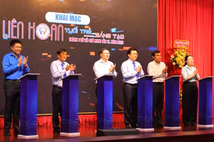 Các đại biểu thực hiện nghi thức khai mạc Liên hoan “Tuổi trẻ sáng tạo Thành phố Hồ Chí Minh” lần thứ 17 năm 2026.