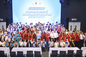 Các nhà khoa học, giảng viên chụp hình lưu niệm với các học viên là đoàn viên và thanh niên tại lễ khai giảng.