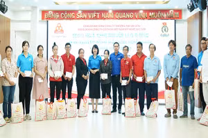 Ban tổ chức trao tặng quà và tiền hỗ trợ người lao động mắc bệnh hiểm nghèo, hoặc bệnh nghề nghiệp.