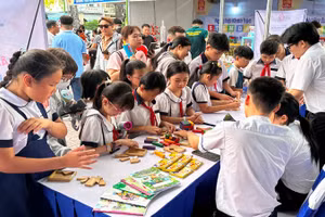 Các em học sinh tham gia trò chơi sáng tạo cùng trí tuệ nhân tạo tại Ngày hội Khoa học STEM Day 2026.