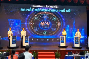 Các đại biểu thực hiện nghi thức ra mắt mô hình “khu phố số” ở phường Tân Hưng.