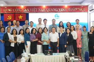 Các đại biểu chụp hình kỷ niệm tại hội thảo.