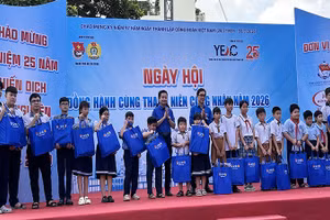 Đại diện Ban tổ chức Ngày hội trao tặng quà hỗ trợ những thiếu nhi là con em thanh niên công nhân có hoàn cảnh khó khăn trên địa bàn phường Bình Trưng.