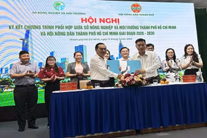 Đại diện lãnh đạo Sở Nông nghiệp và Môi trường và Hội Nông dân thành phố ký kết chương trình phối hợp.