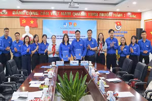 Đại diện Ban Thường vụ Tỉnh Đoàn Cao Bằng và Ban Thường vụ Thành Đoàn Thành phố Hồ Chí Minh ký kết Biên bản phối hợp.