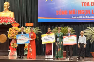 Ban Chủ nhiệm Câu lạc bộ Truyền thống kháng chiến Đoàn Thanh niên các cơ quan Trung ương Cục miền Nam trao tặng những phần quà tình nghĩa đến những đồng đội năm xưa; những suất học bổng đến con em các cựu cán bộ Đoàn Thanh niên bị ảnh hưởng chất độc da cam và có hoàn cảnh khó khăn.