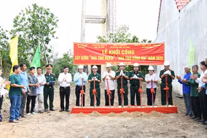 Các đại biểu thực hiện nghi thức khởi công xây dựng nhà.