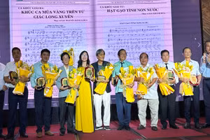 Đại diện Ban Tổ chức trao Giải thưởng ca khúc đến các tác giả đạt giải.