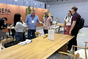 Khách mua hàng quốc tế tham quan một gian hàng tại HawaExpo 2026.