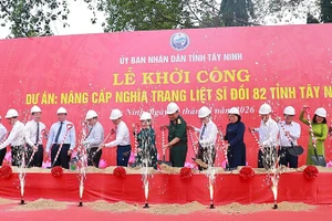 Các đại biểu thực hiện nghi thức khởi công Dự án Nâng cấp Nghĩa trang Liệt sĩ Đồi 82.