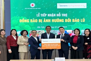 Đại diện Siemens trao tặng số tiền 30.000EUR đến đại diện Hội Chữ thập đỏ Việt Nam.