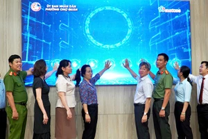 Lãnh đạo Ủy ban nhân dân phường Chợ Quán và đại diện GTel bấm nút chính thức vận hành các thiết bị ứng dụng AI tại phường.