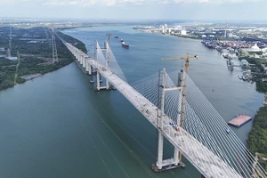 Cầu Bình Khánh bắc qua sông Soài Rạp (nối hai huyện Nhà Bè và Cần Giờ cũ) (ảnh THẾ ANH)