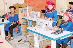 Phụ nữ dân tộc Cơ Lao trong xưởng may thổ cẩm. (Ảnh: Vũ Mừng)
