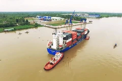 Tàu chở hàng tại cảng Cái Cui, thành phố Cần Thơ.