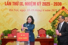 Phó Chủ tịch nước Võ Thị Ánh Xuân cùng các đảng viên Đảng bộ Văn phòng Chủ tịch nước bầu Ban Chấp hành Đảng bộ nhiệm kỳ 2025-2030. (Ảnh: THỦY NGUYÊN)