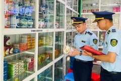 Lực lượng quản lý thị trường tỉnh Thanh Hóa rà soát sản phẩm thuốc, thực phẩm dinh dưỡng, thực phẩm bảo vệ sức khỏe. (Ảnh: LƯU QUYÊN)