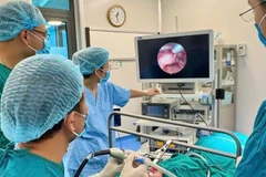 Các bác sĩ đang thực hiện ca phẫu thuật cho bệnh nhi.